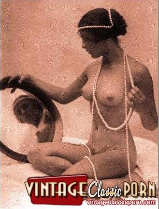Hot Naked Vintage Sweethearts Enjoy Posing In The Thirties