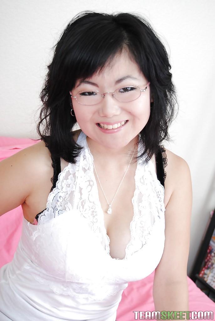 Amateur Asian babe in glasses Chi Yoko