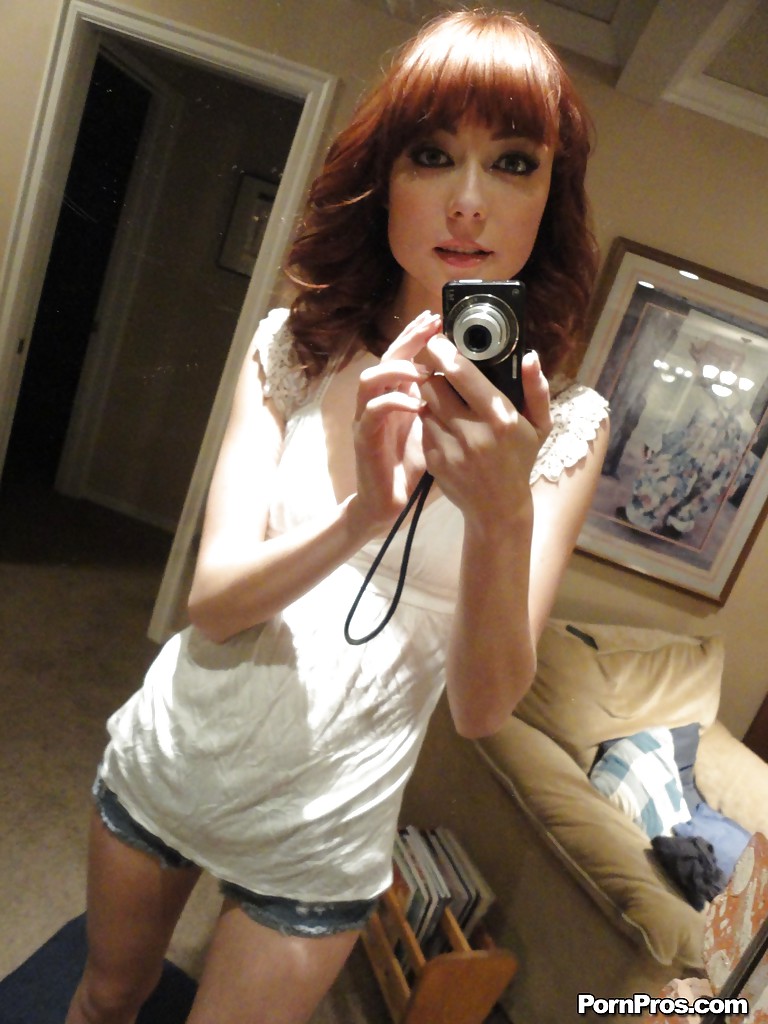 Thin redhead Zoe Voss snapping selfies