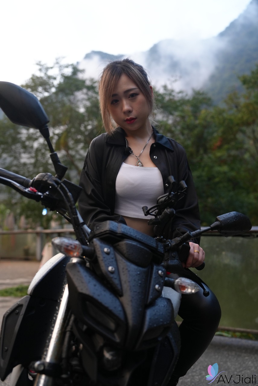 Pretty Asian girl Lin Siyu shows her beautiful tits  