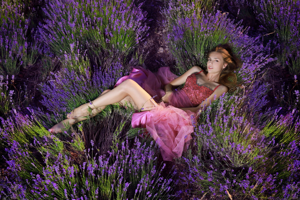 Adorable model Elle Tan drops her dress and poses nude in a lavender field  