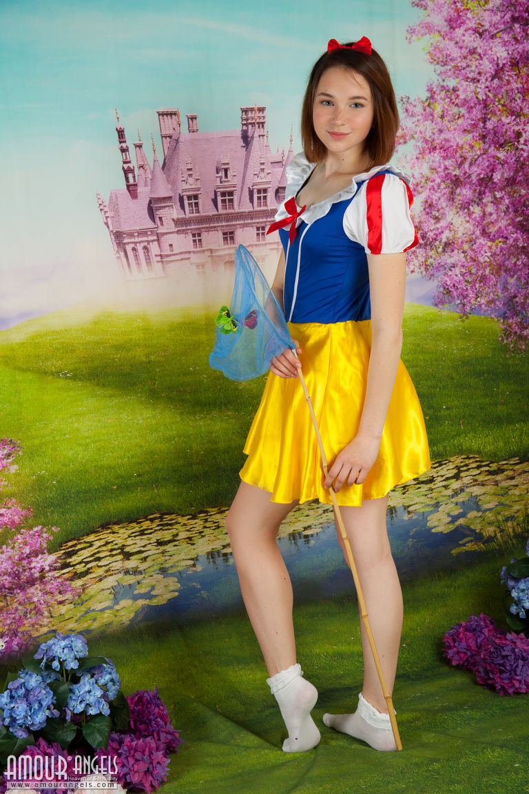 Cute teen cosplay girl Slava strips her costume to spread