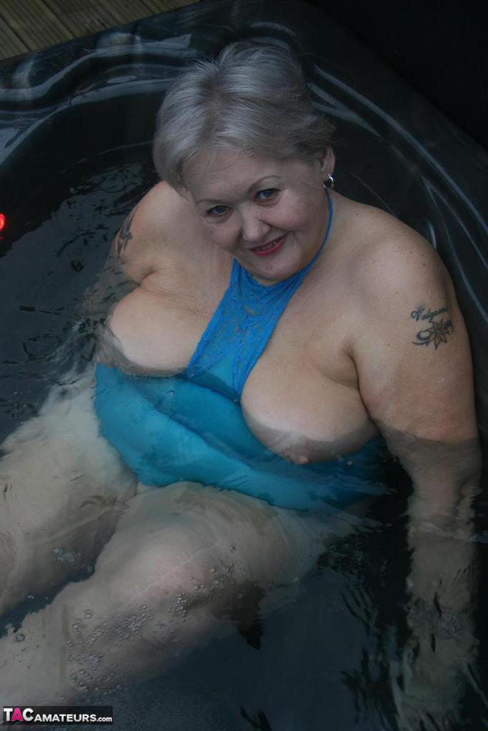 Chubby nan Valgasmic Exposed shows her tits and pussy in an outdoor hot tub  