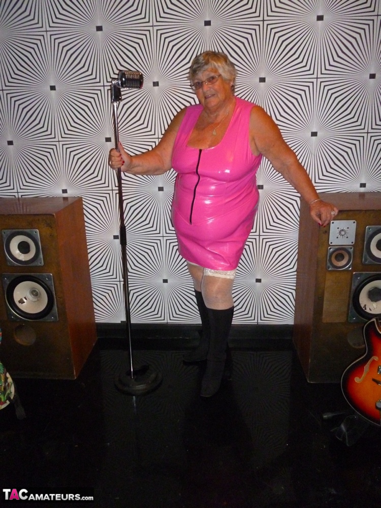 Overweight UK nan Grandma Libby steps up to the microphone before getting nude