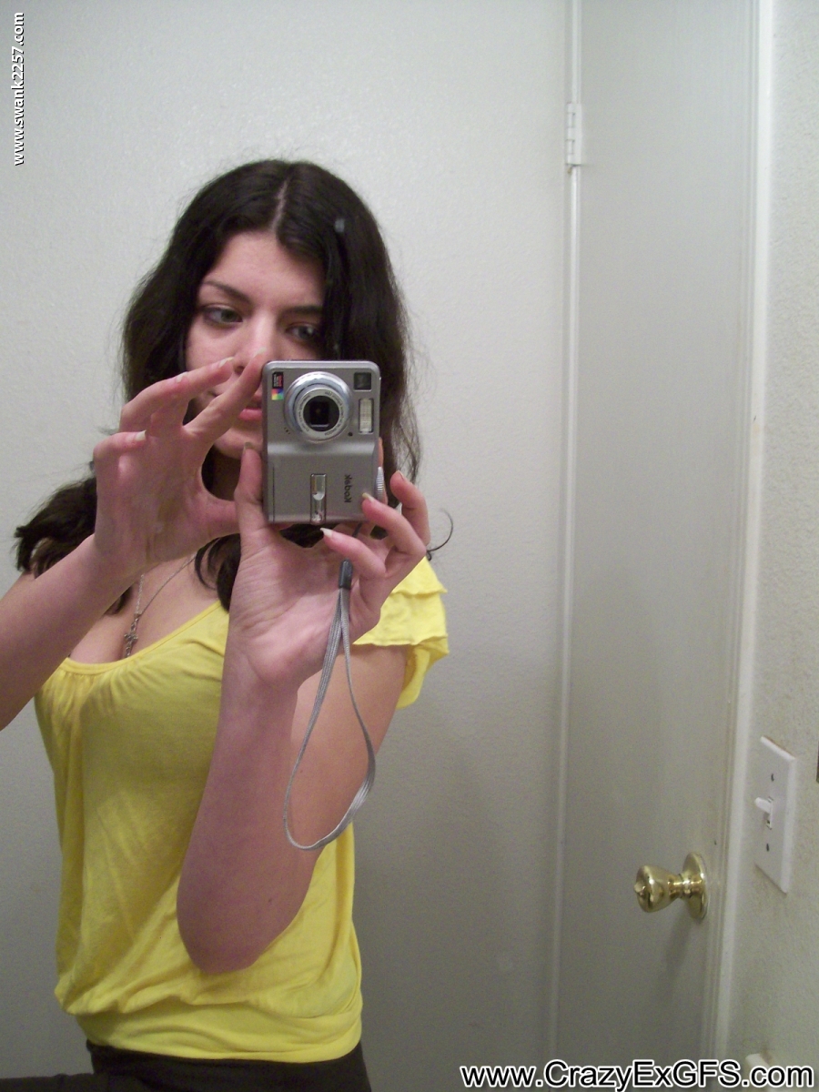 Amateur chick takes bathroom selfies before sex  