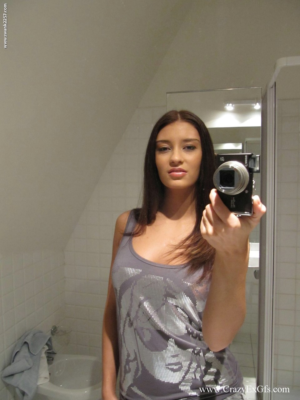 Amateur chick takes mirror selfies
