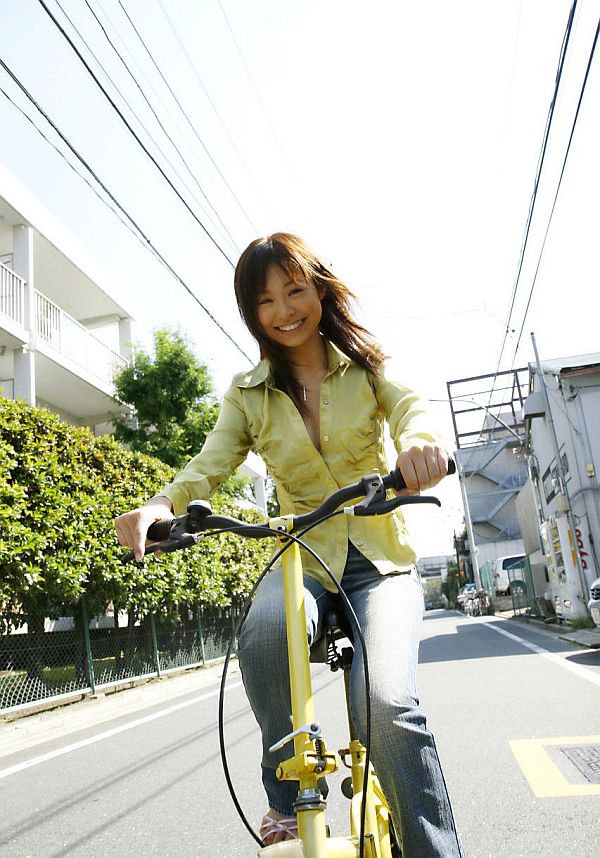 Pretty Japanese girl Hara Sarasa strips to her bikini after a bicycle ride