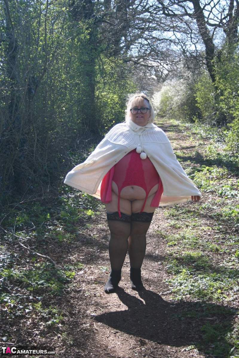 Obese UK blonde Lexie Cummings exposes her tits and huge ass in a field