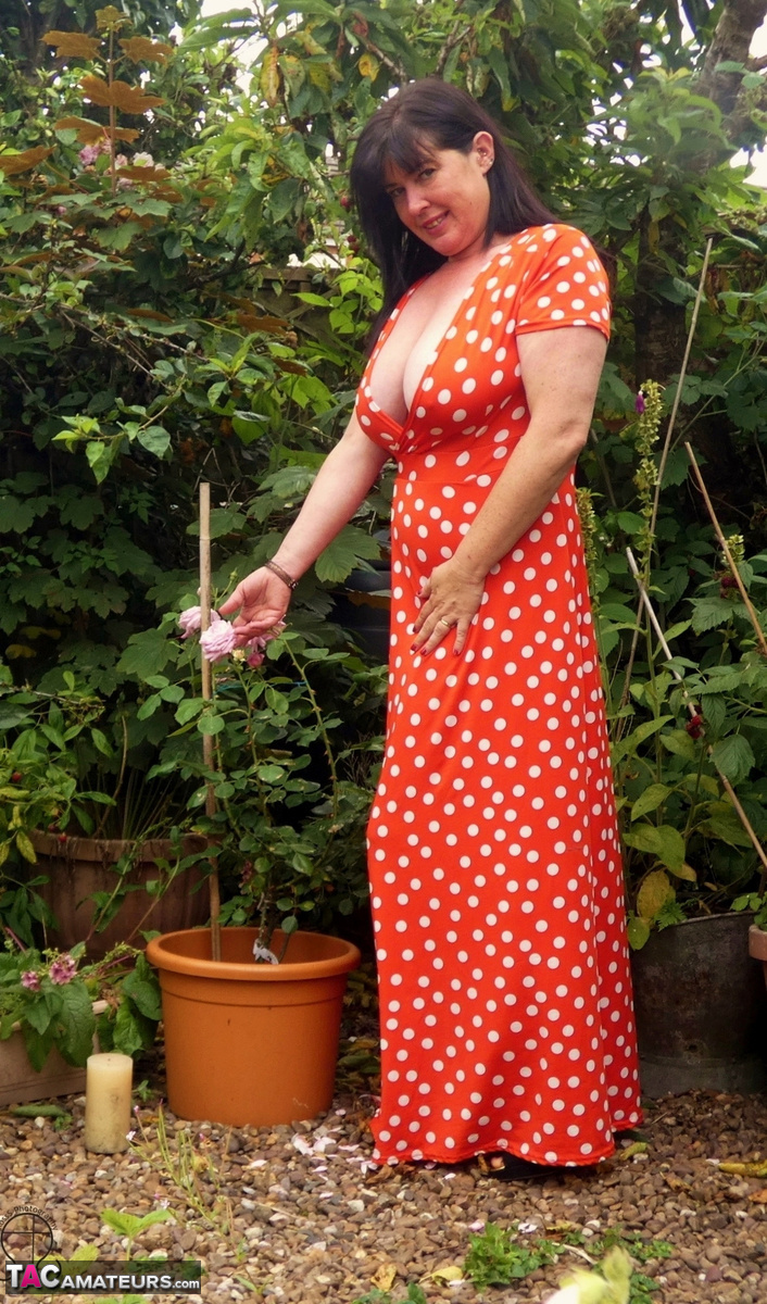 Busty UK lady Juicey Janey displays her full bush  