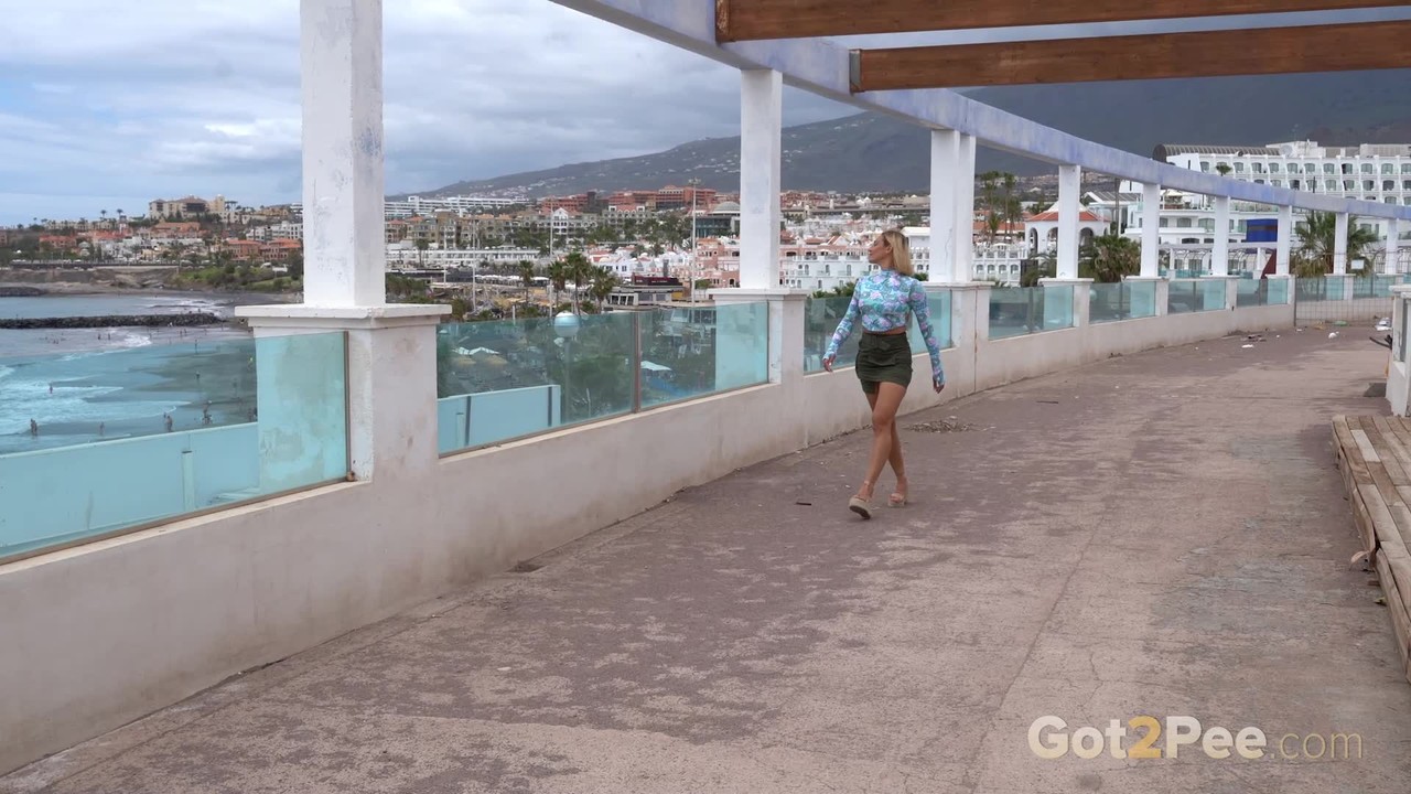 Gorgeous blonde squats and pees on the boardwalk