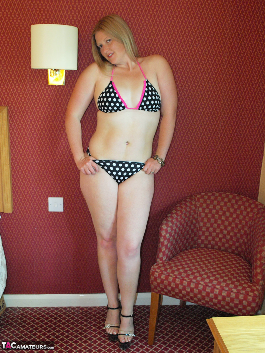Amateur girl Samantha takes off a polkadot bikini to stand naked in heels