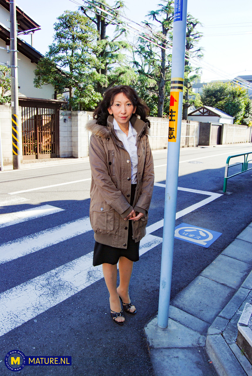 Skinny Japanese MILF Mako Shinozuka gets creampied after her job interview  