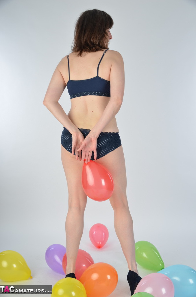 In The Studio With Many Balloons, And Only In Lingerie.I Found A Fun Idea That Time To Ph