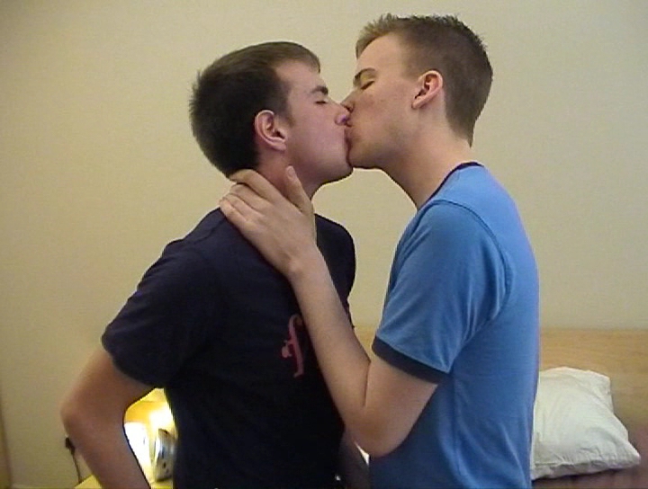 Playful Gays Engage In Kissing And End Up Sucking Each Other...