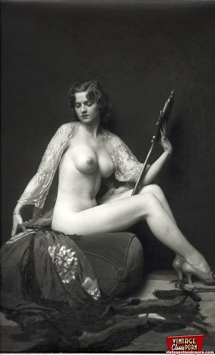Some Very Real Vintage Artistic Nudity Pictures Of Chicks  