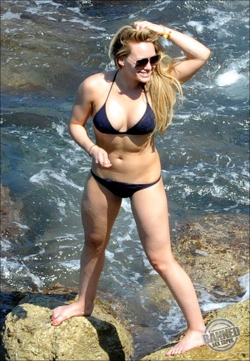Celebrity Hilary Duff Caught Pregnant In Bikini Near A Pool
