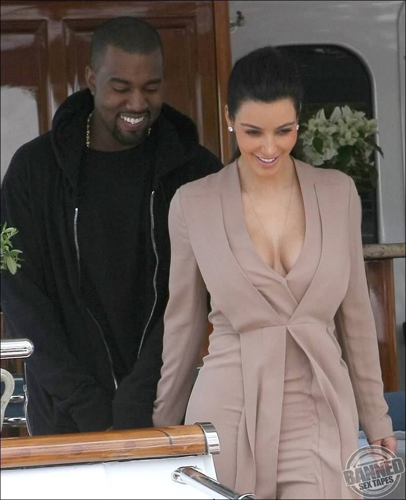 Celebrity Kim Kardashian Nipple Slips And Deep Cleavage Shot...