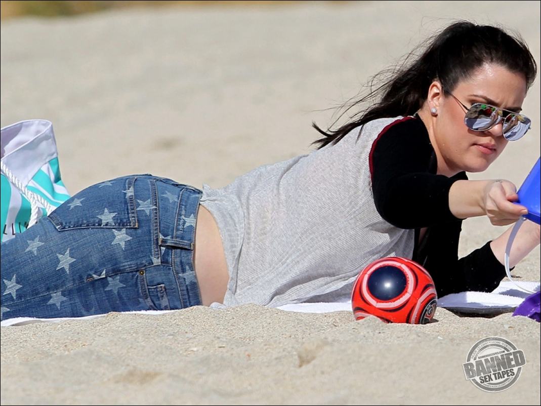 Celebrity Model Khloe Kardashian Cleavage And See Through Pi...  