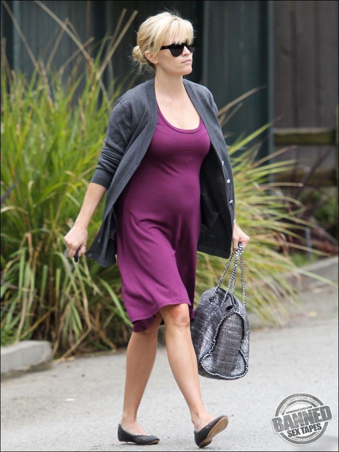 Celebrity Reese Witherspoon Caught Pregnant In Maroon Dress  