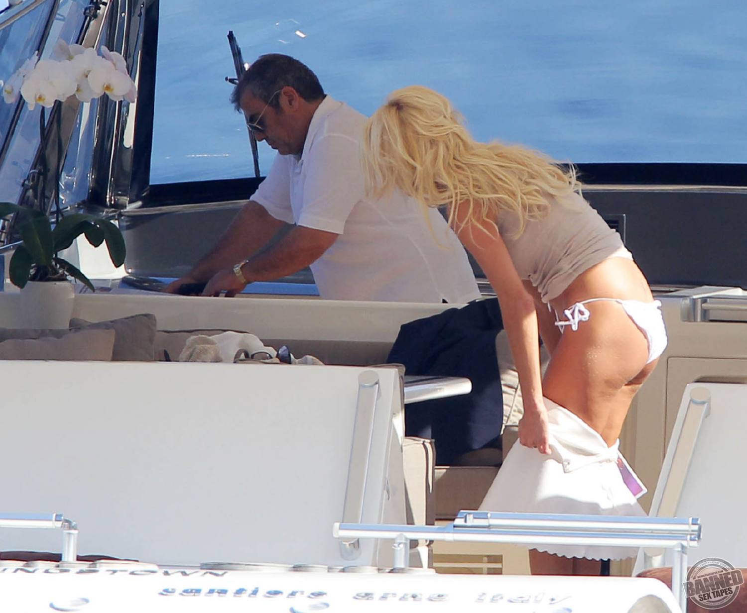 Blonde Celebrity Victoria Silvstedt Sunbathing In Bikini On ...  