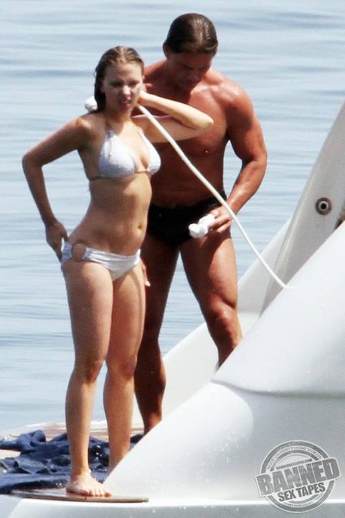 Celebrity Scarlett Johansson Little Accident In Bikini On A ...