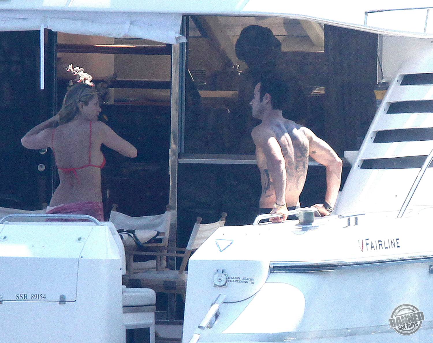 Celebrity Jennifer Aniston Paparazzi Red Bikini Yacht Photos...