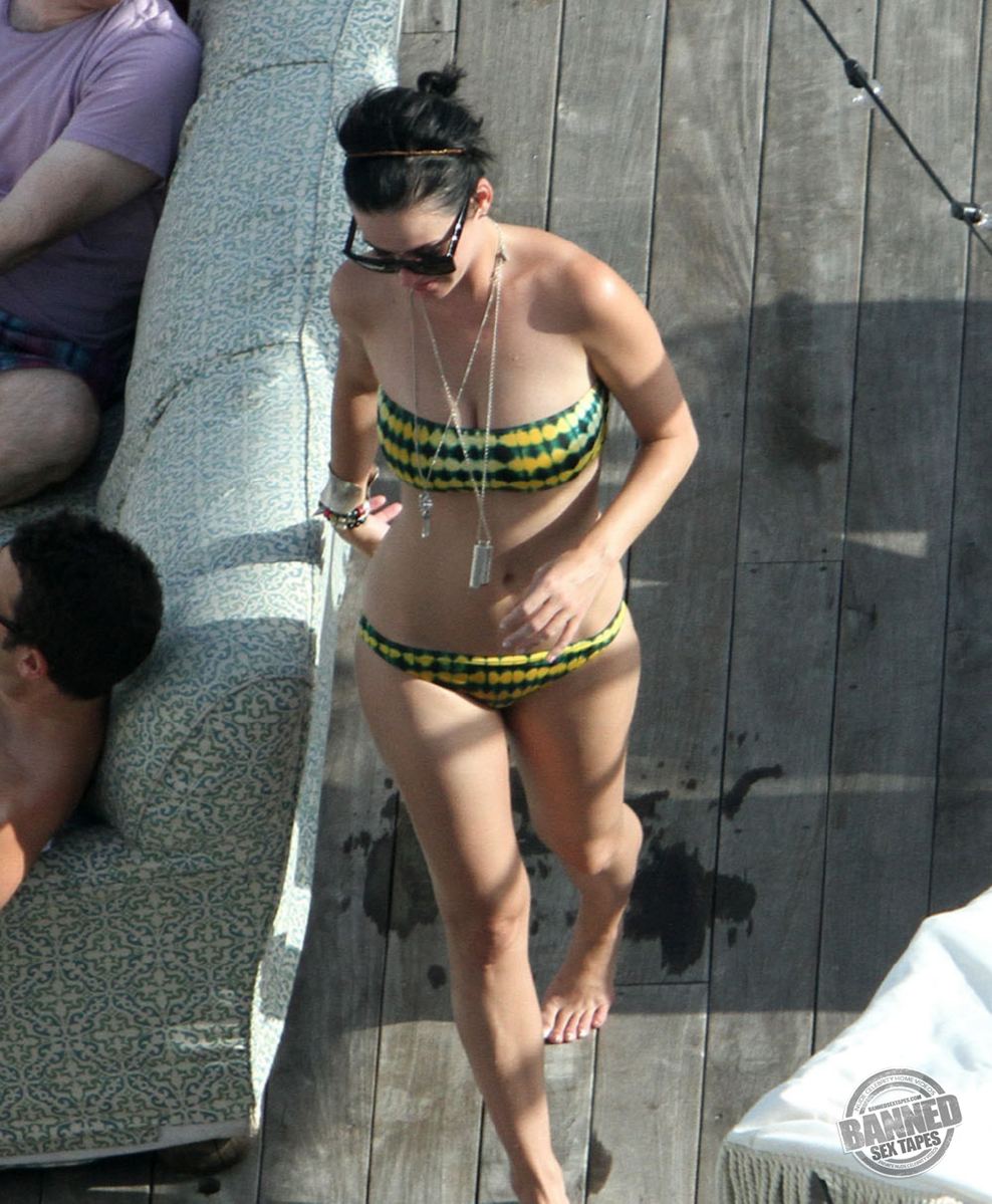 Celebrity Katy Perry Caught By Paparazzi Wearing Hot Bikini